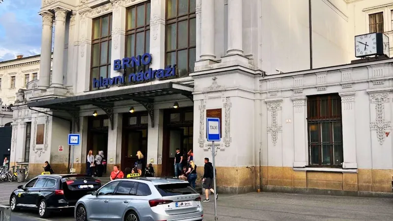 Hlídky před nádražím den a noc. Test ale začne až po volbách