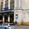 Hlídky před nádražím den a noc. Test ale začne až po volbách