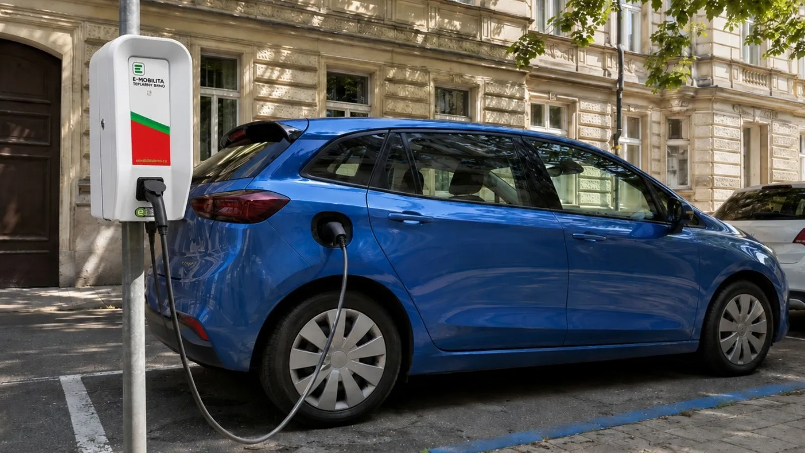 Brněnský sen o e-mobilitě: Proč jsou městské nabíječky dražší než ty u supermarketu?