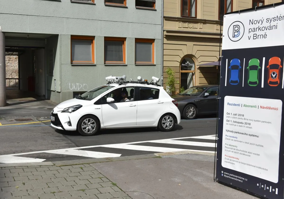 Dodržování pravidel pro parkování hlídají auta s kamerami