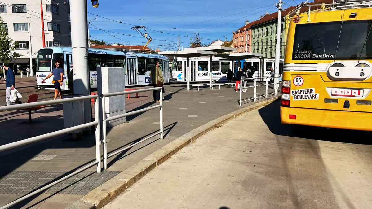 Průchod mezi tramvajovou a trolejbusovou zastávkou